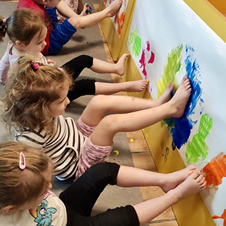Malowanie stopami w przedszkolu rumia